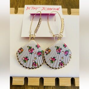 NWT Betsey Johnson Shell Yeah Flower Print Shell Hook Dangle Earrings